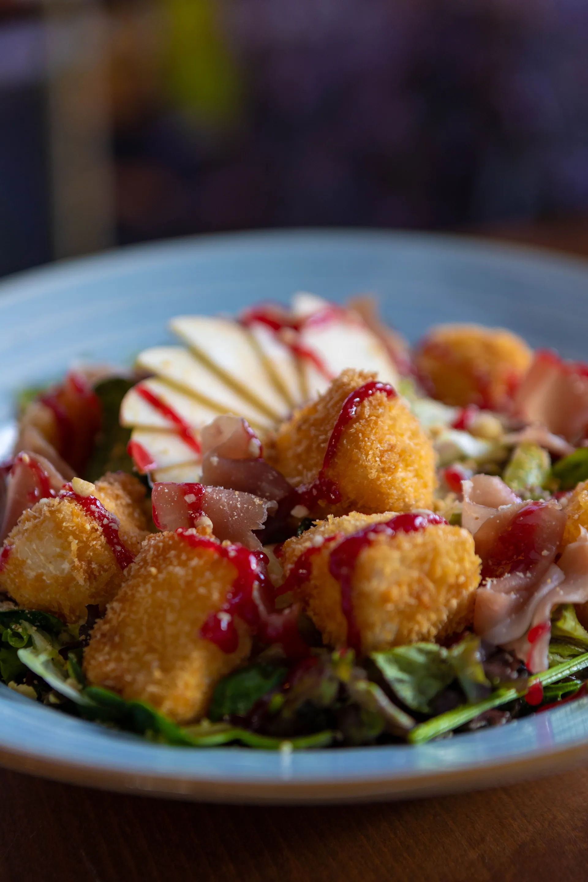 Salată cu camembert, prosciutto și pere — E45 Restobar