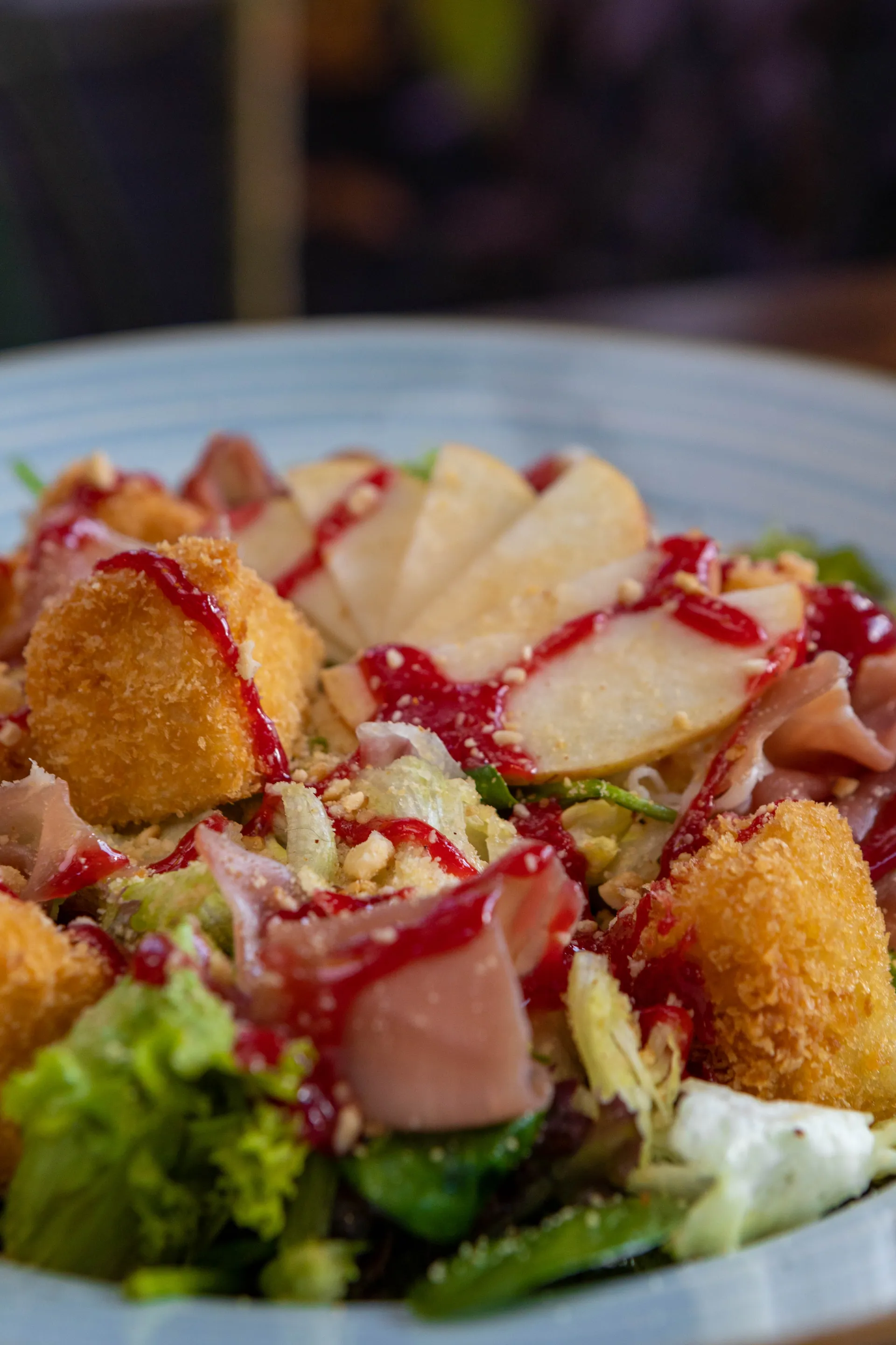 Salată cu camembert, cadru apropiat — E45 Restobar