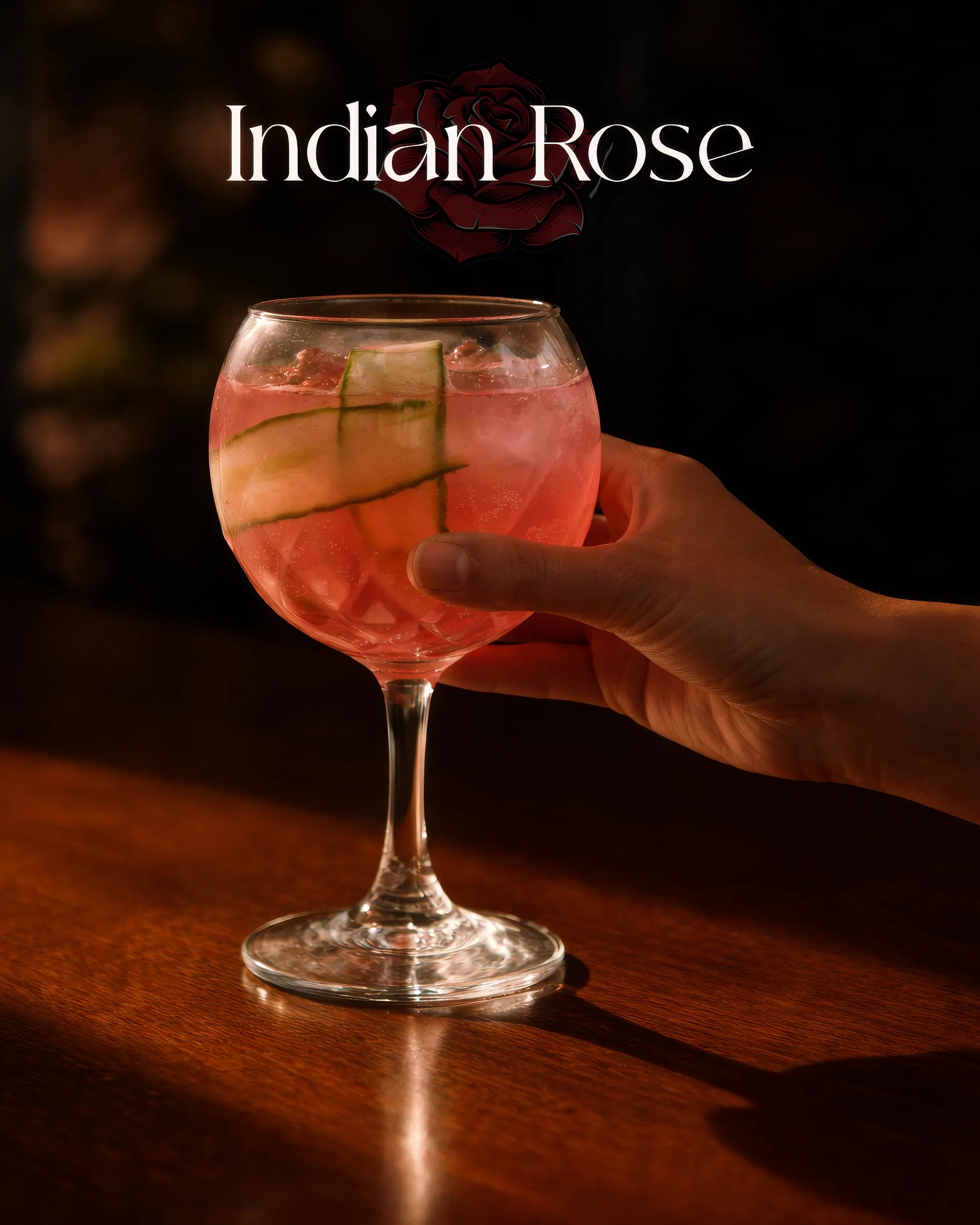 Cocktailul Indian Rose, în lumină caldă — E45 Restobar