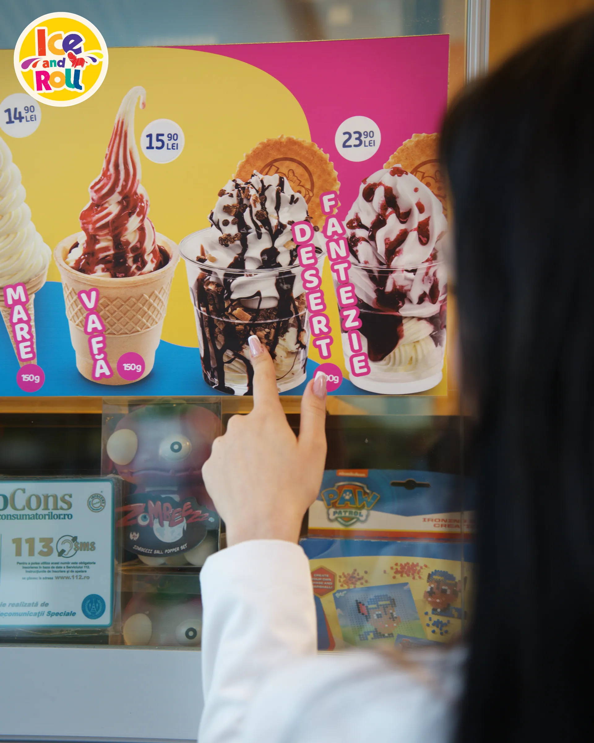 Meniul de înghețată, la geamul de servire — Ice and Roll